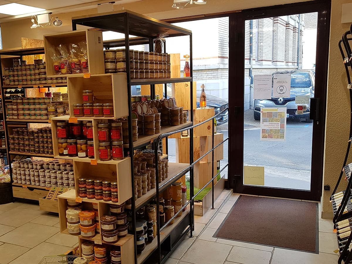 Les étagères d’épicerie, vers l’entrée