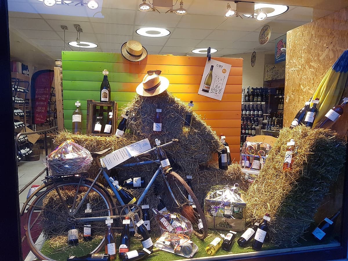La vitrine, décorée au fil des saisons