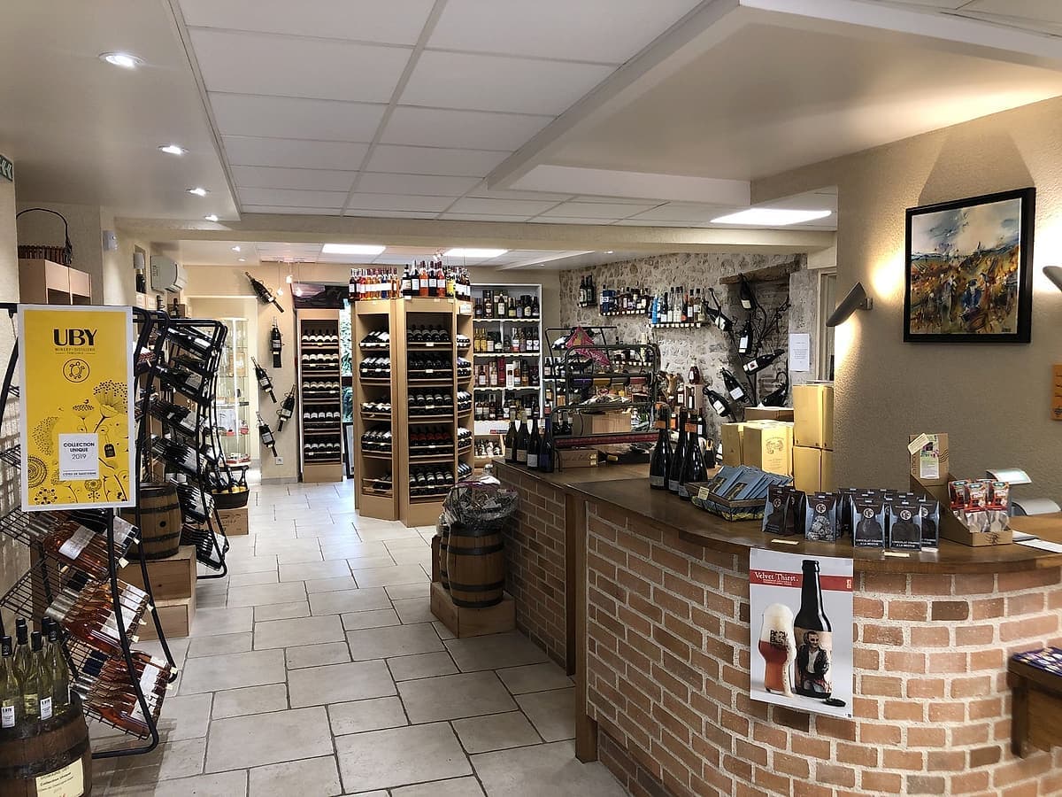 Le comptoir et le mur de pierre