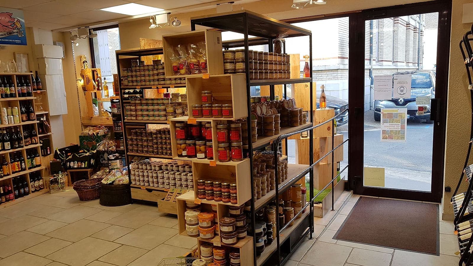 Les rayons de la boutique vus depuis l’entrée