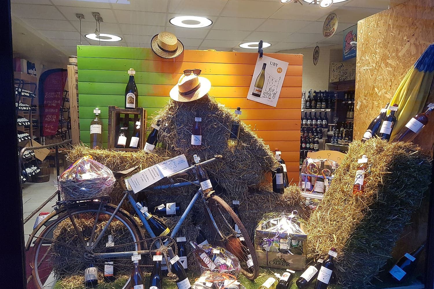 La vitrine de la boutique, décorée pour les fêtes