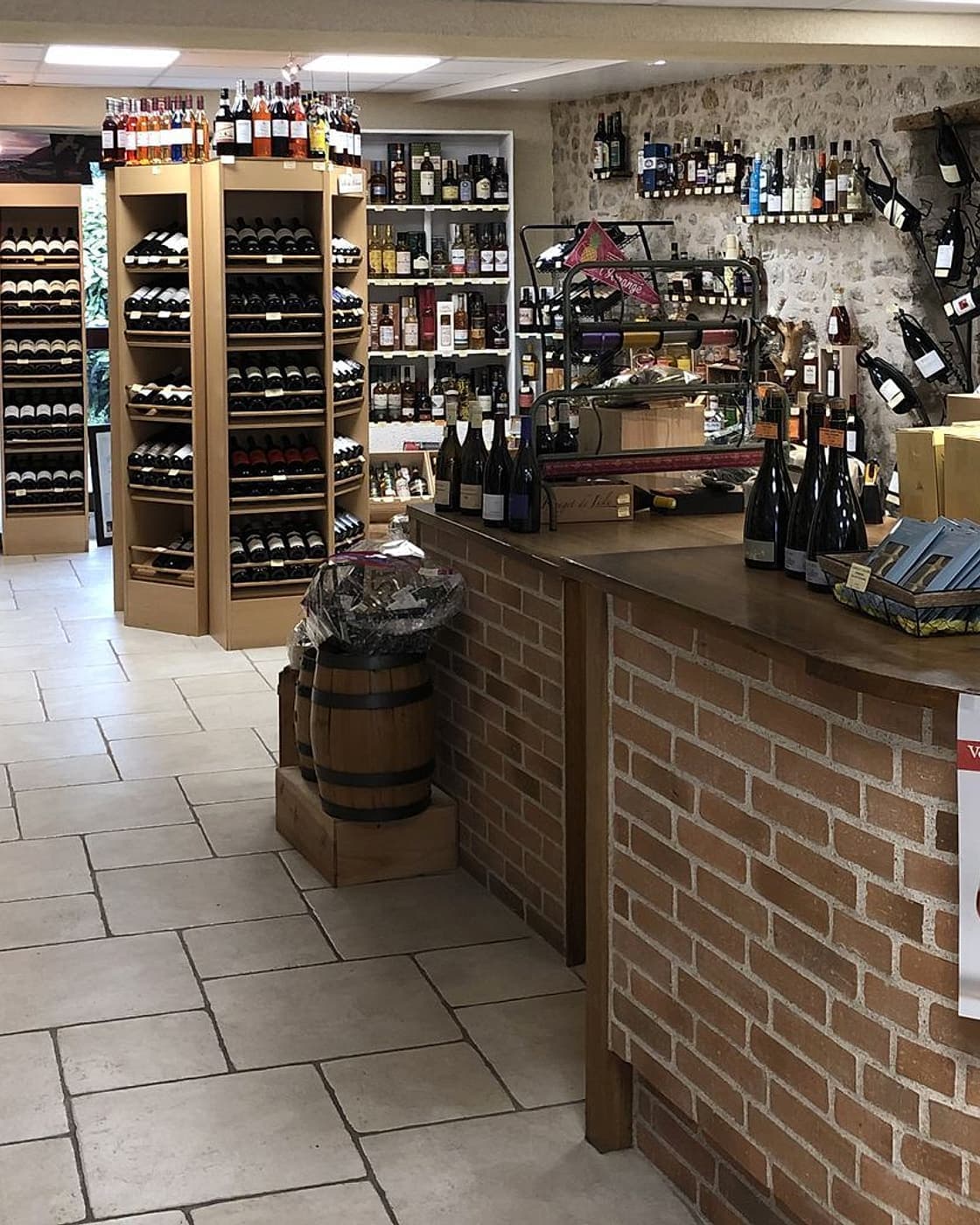 L’intérieur de la boutique : les casiers à vin et le comptoir de brique