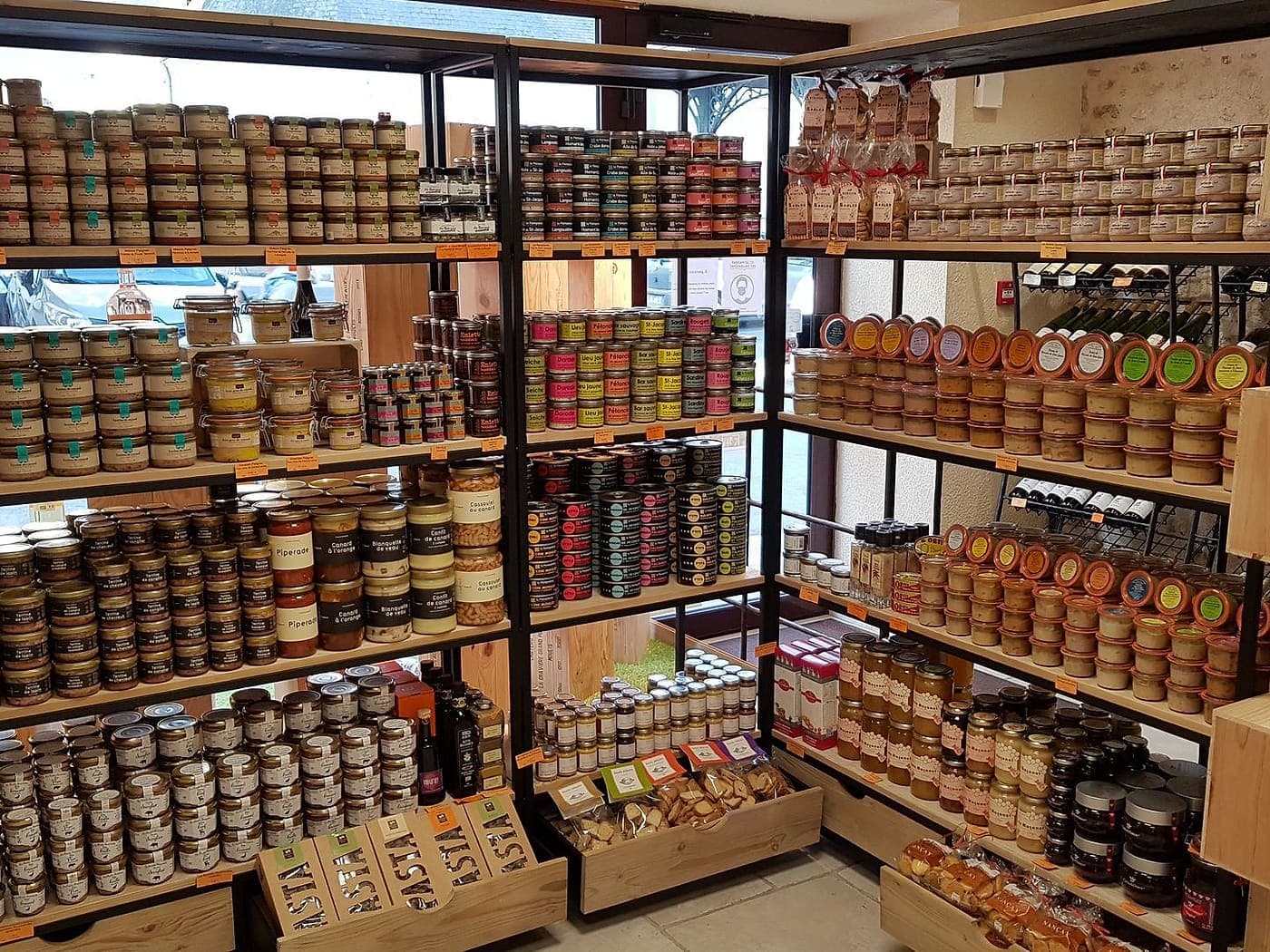 Les étagères d’épicerie fine, bocaux et conserves