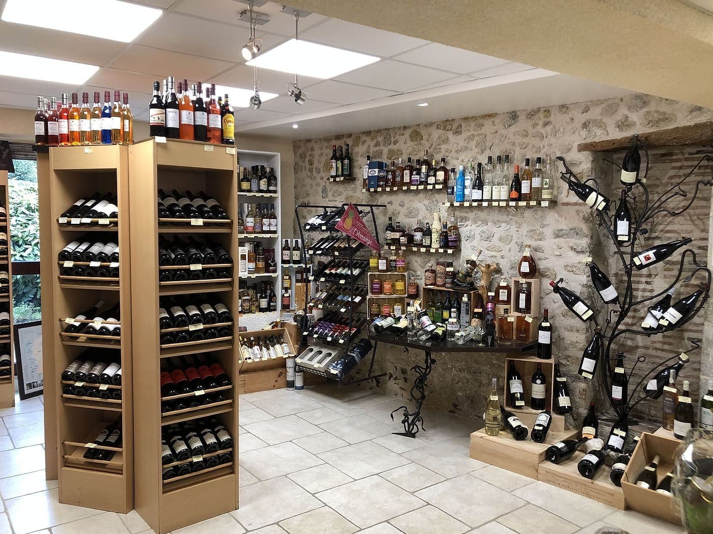 Le rayon vins, le long du mur de pierre