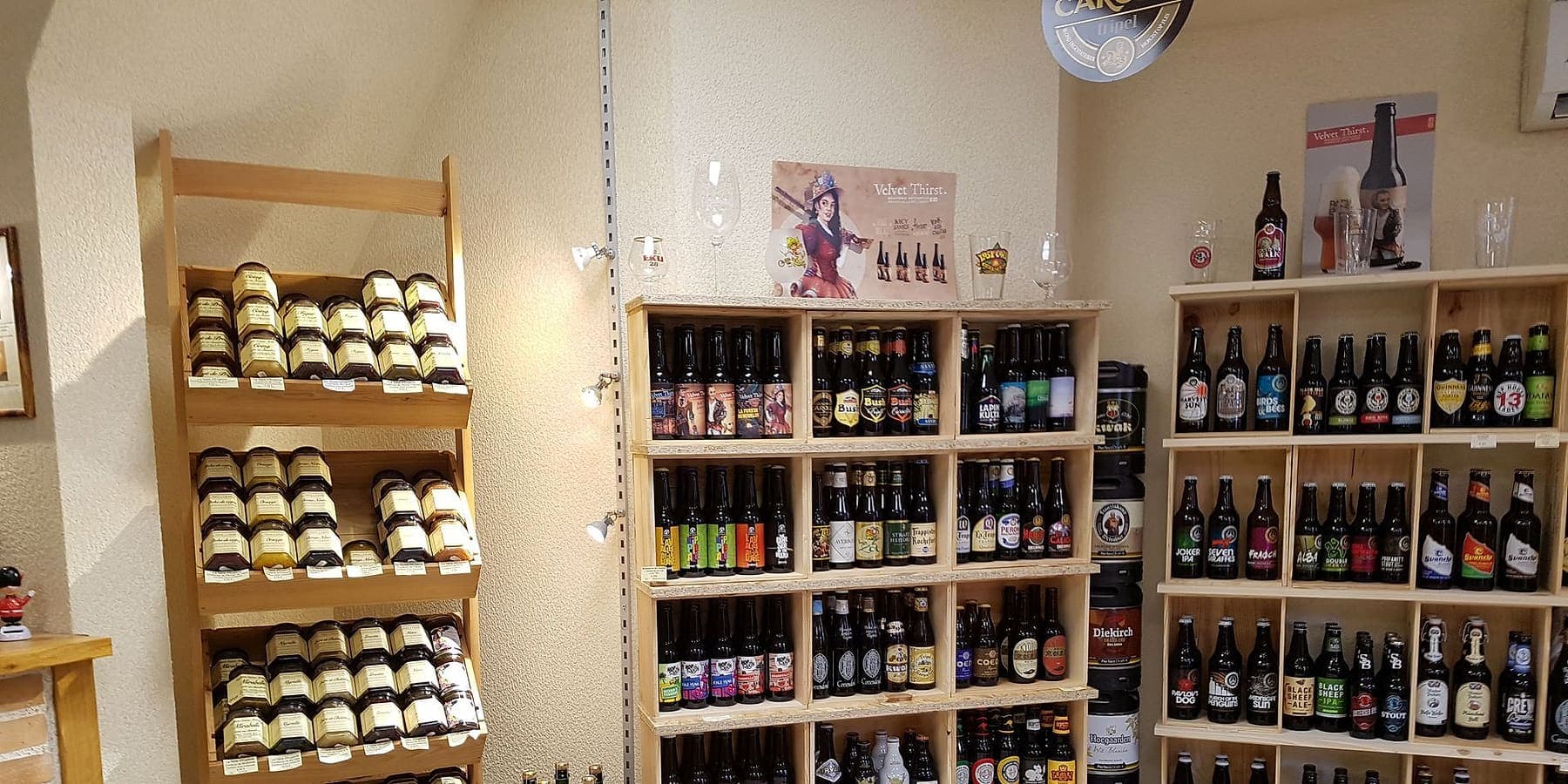 Le mur de bières de la boutique, du sol au plafond